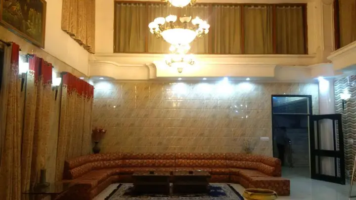 Нойда: Surya Palace