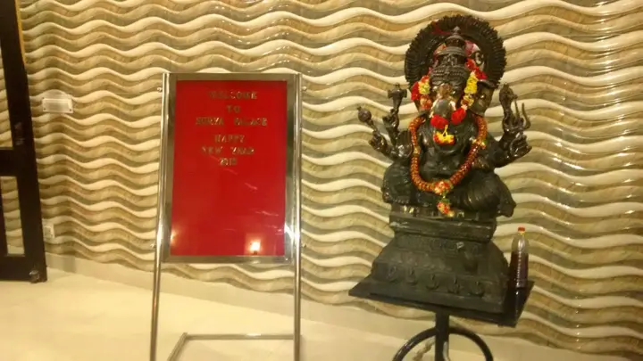 Нойда: Surya Palace