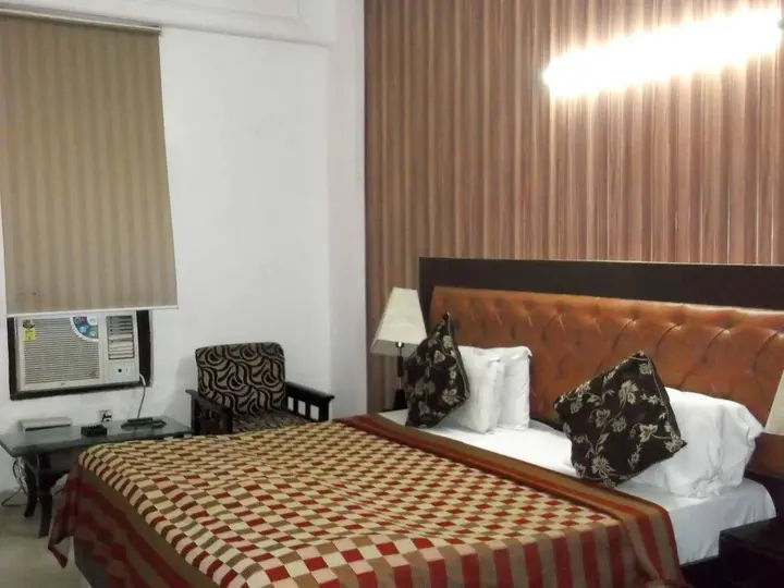 Нойда: Surya Palace