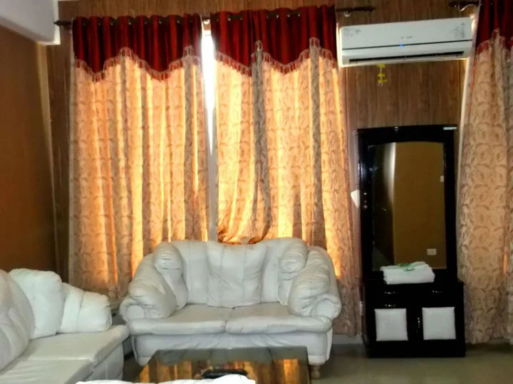 Нойда: Surya Palace