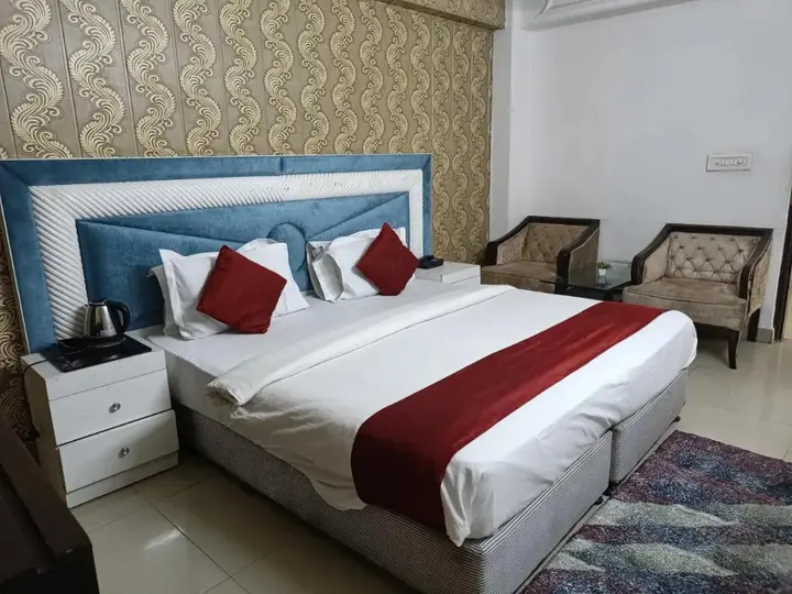 Нойда: Surya Palace