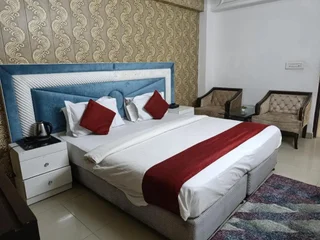 Нойда: Surya Palace