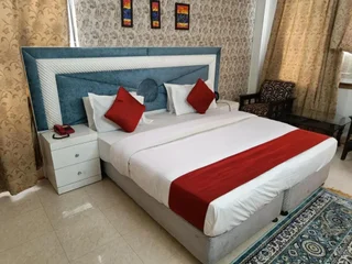 Нойда: Surya Palace
