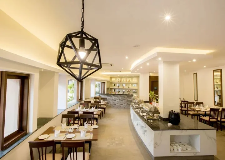 Лонавала: Sahil Sarovar Portico