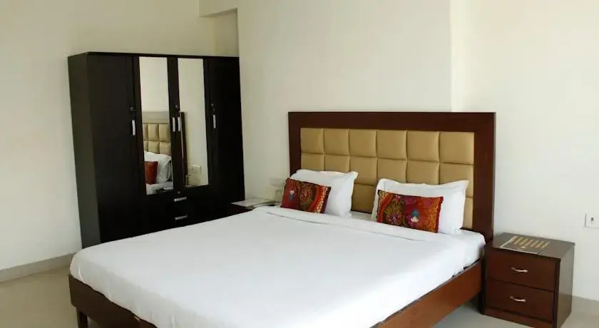Laurent & Benon Luxury Service Apartment - Khar (West) — фото 6
