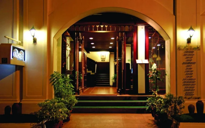 Коччи: Hotel Arches