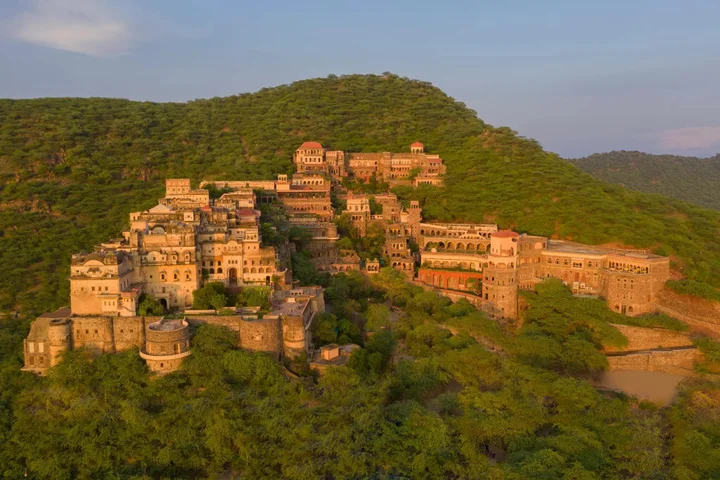 Шахджаханпур: Neemrana Fort-Palace