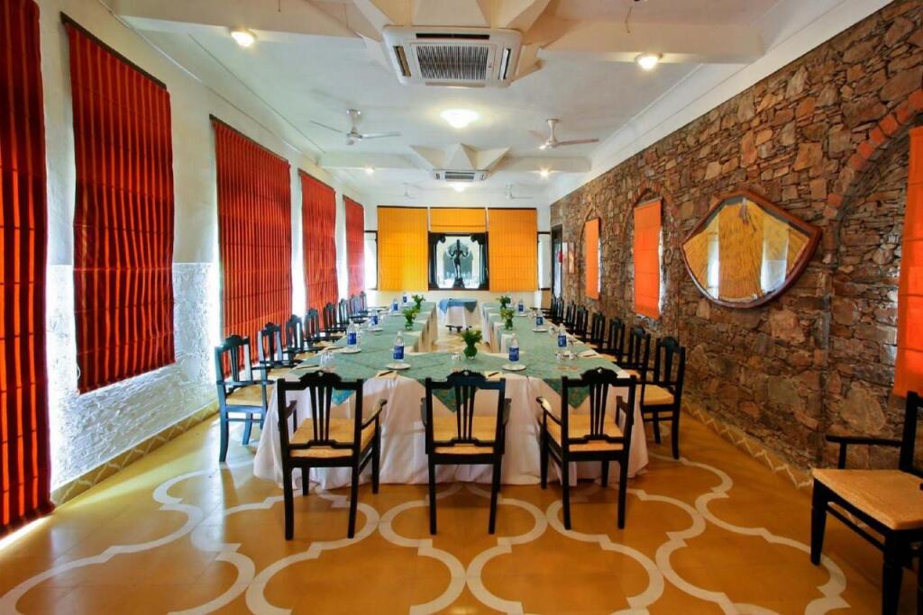 Шахджаханпур: Neemrana Fort-Palace
