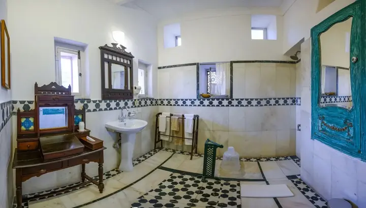 Шахджаханпур: Neemrana Fort-Palace