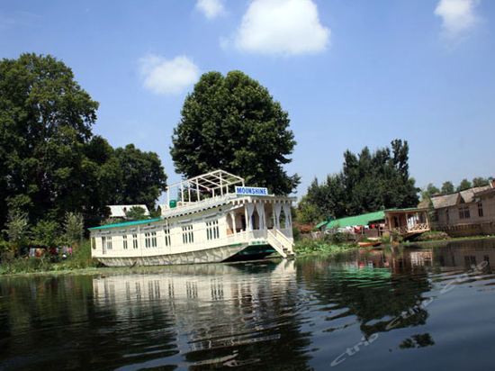 Шринагар: Houseboat Moonshine