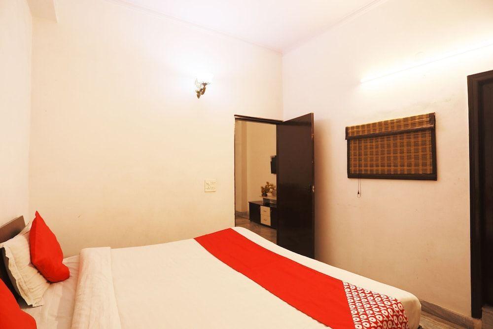 Нойда: BRS Homes Service Apartments