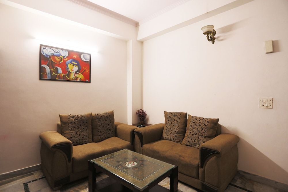 Нойда: BRS Homes Service Apartments
