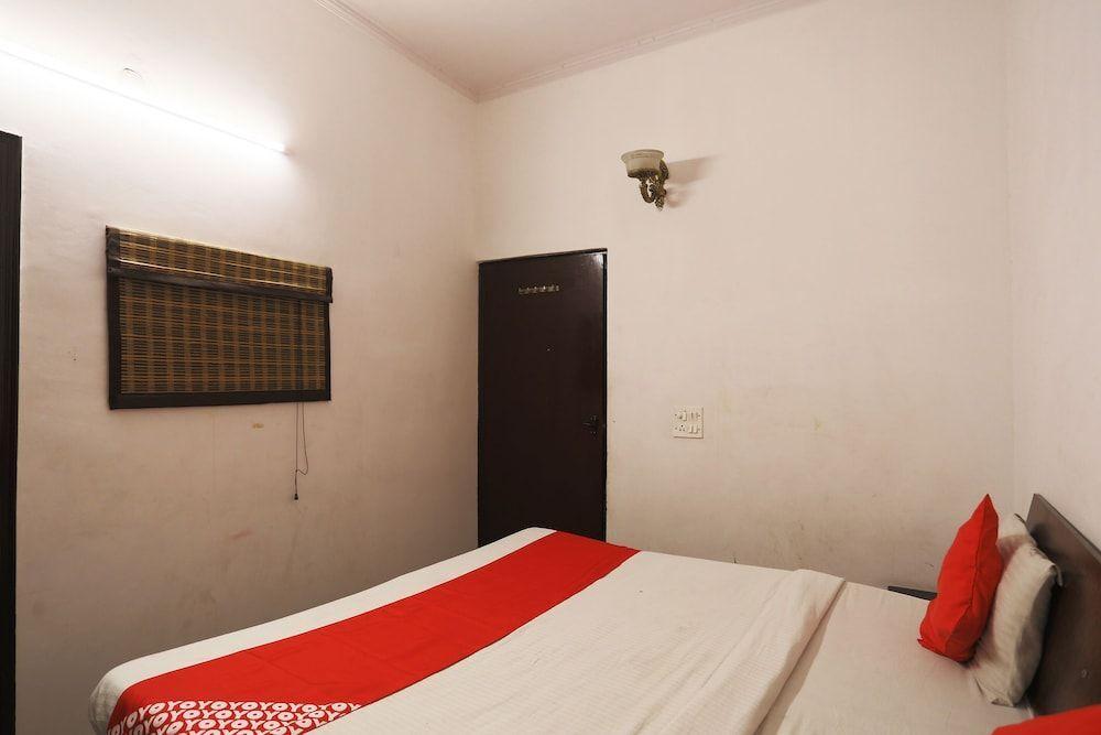Нойда: BRS Homes Service Apartments