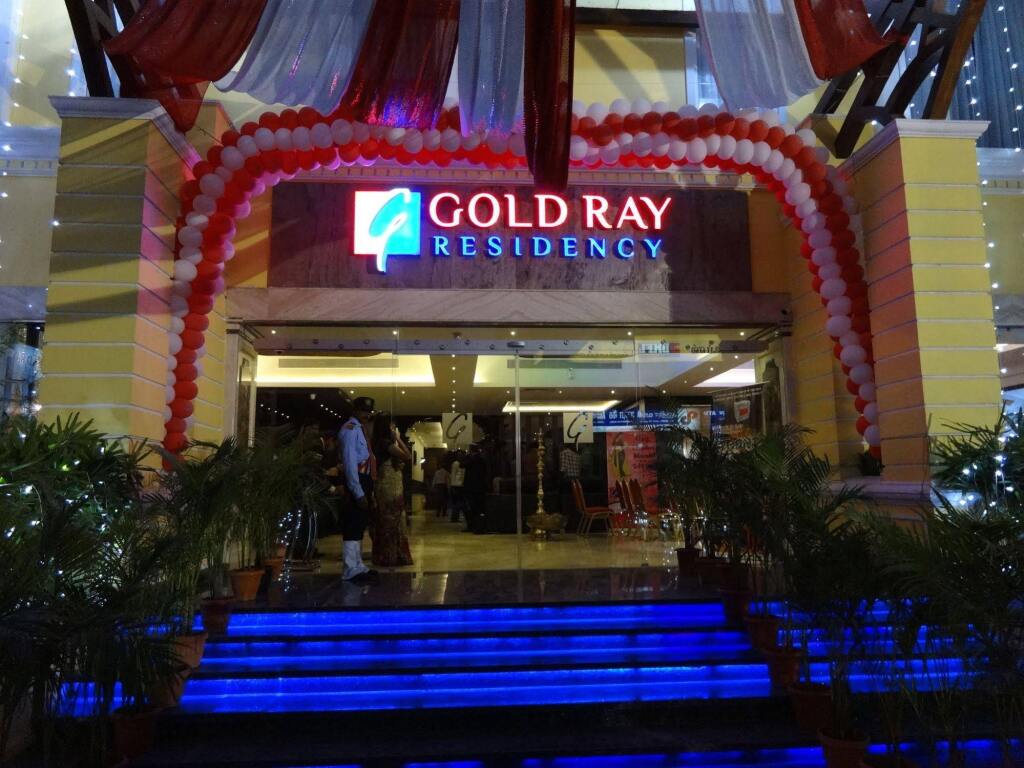 Салем: The Goldray Sarovar Portico