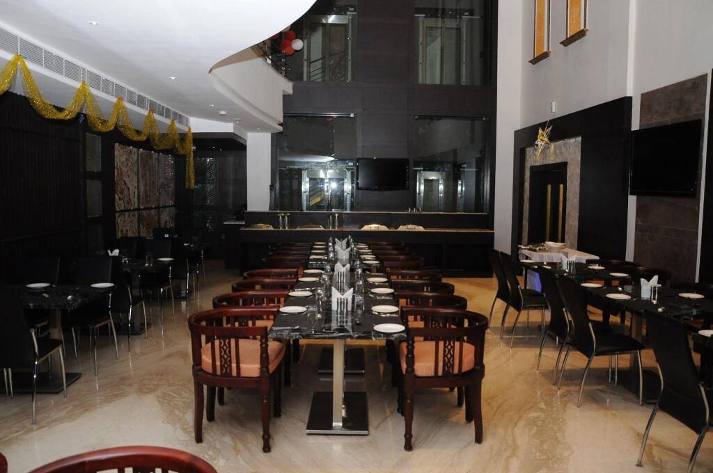 Салем: The Goldray Sarovar Portico