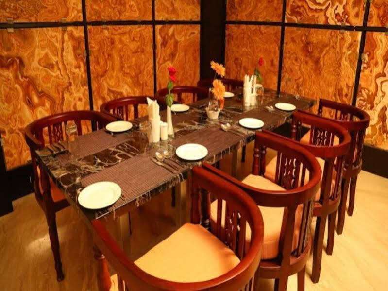 Салем: The Goldray Sarovar Portico