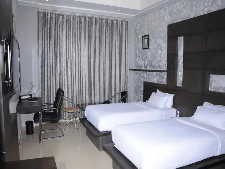 Салем: The Goldray Sarovar Portico