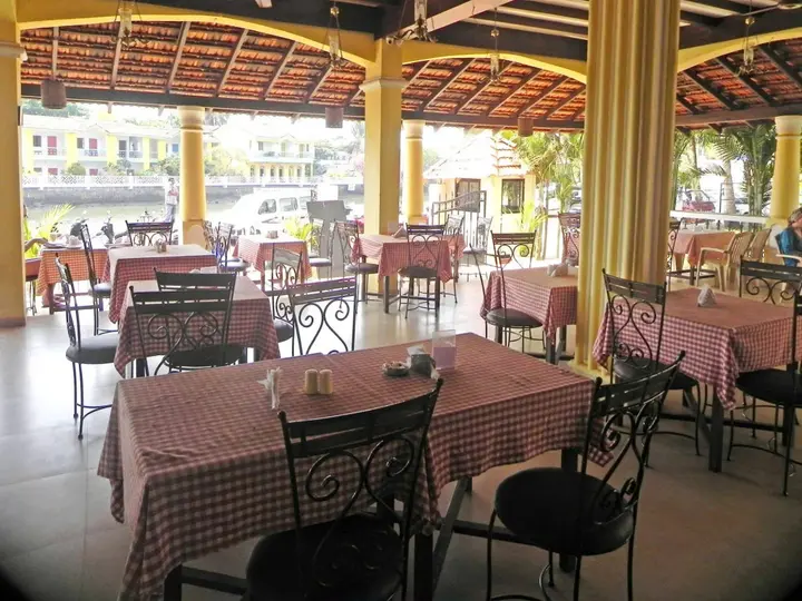 Бага: Riverside Regency Resort