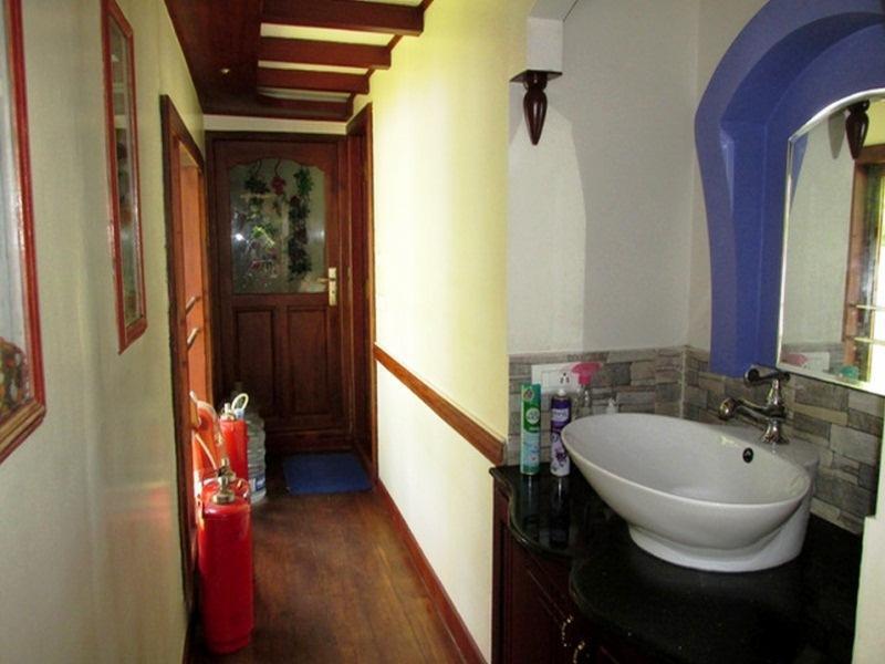 Аллеппи: B 4 You Houseboats