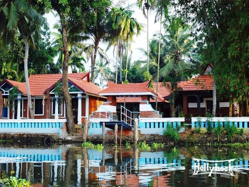 Чампакулам: Hollyhock Resorts