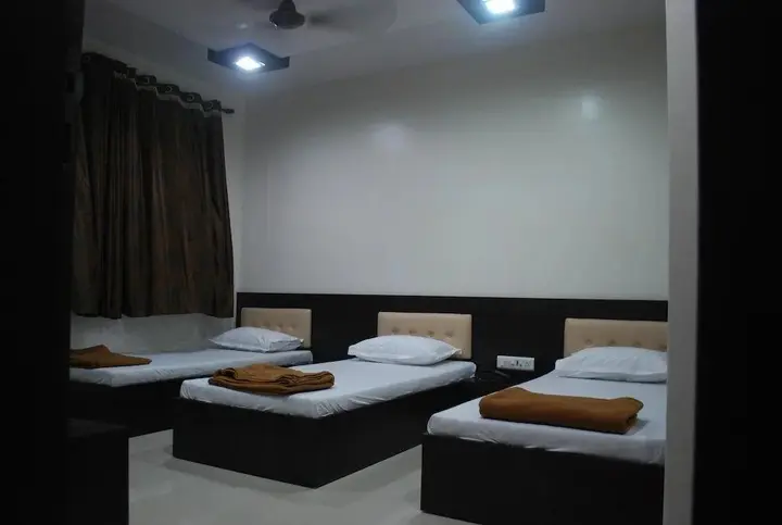 Тхане: Hotel Galaxy
