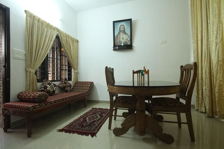 Коччи: Aarons Home Stay