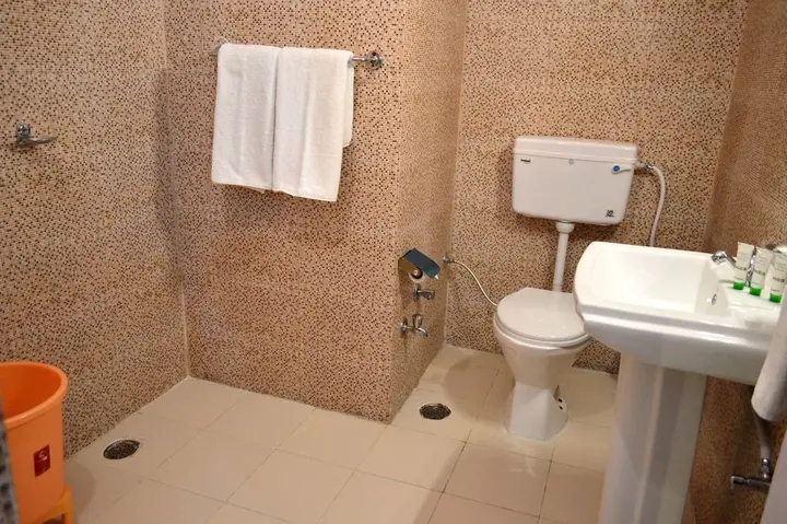 Кангра: Dee Jay Hotel and Restaurant