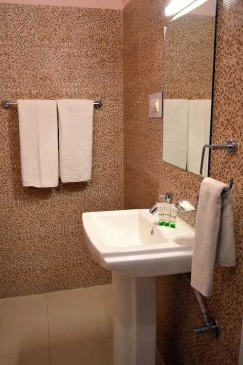 Кангра: Dee Jay Hotel and Restaurant