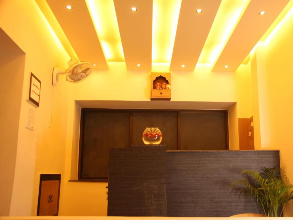 Колката: Hotel Trimoorti