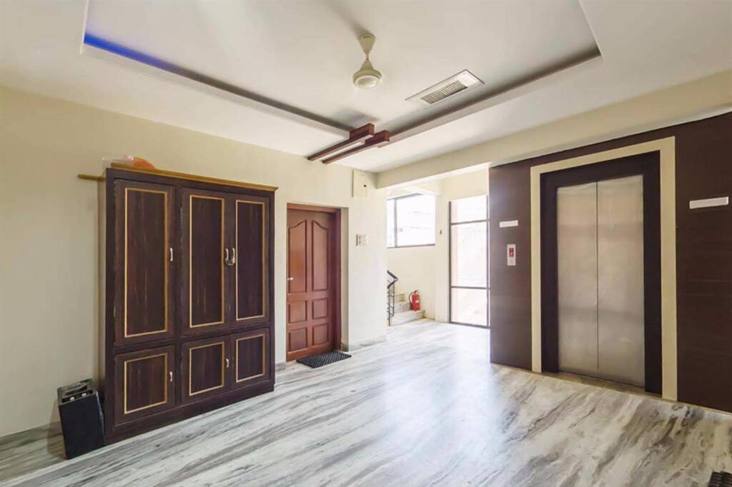 Маниячи: Aryaman Service Apartments