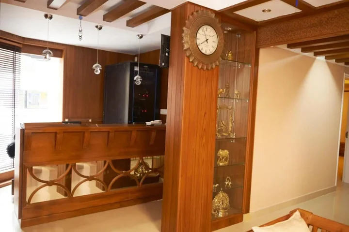 Гуруваюр: Srivar Hotels