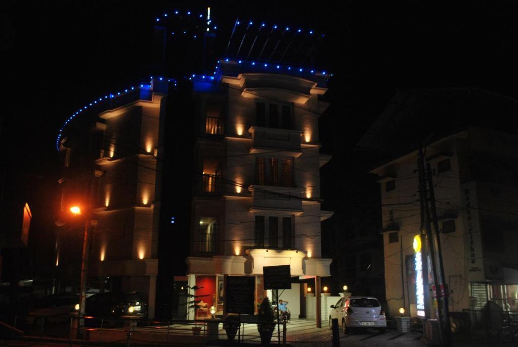 Гуруваюр: Srivar Hotels