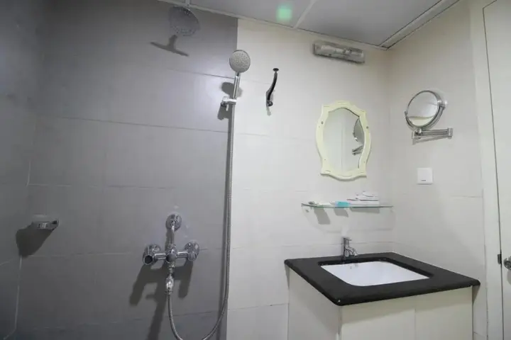 Гуруваюр: Srivar Hotels