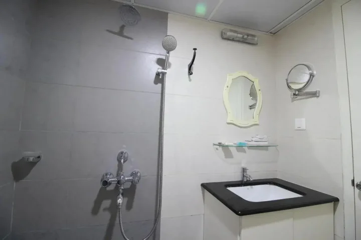 Гуруваюр: Srivar Hotels