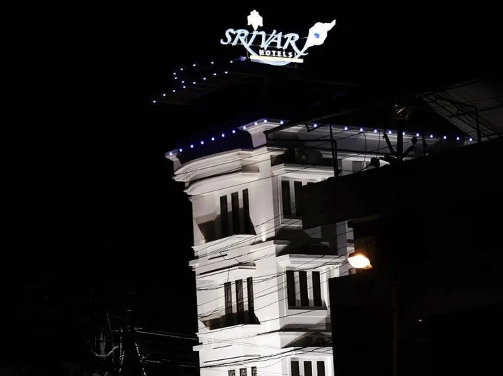 Гуруваюр: Srivar Hotels