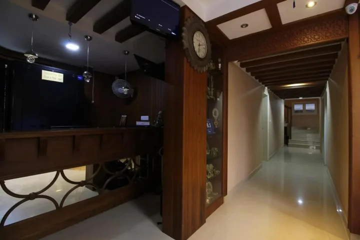 Гуруваюр: Srivar Hotels