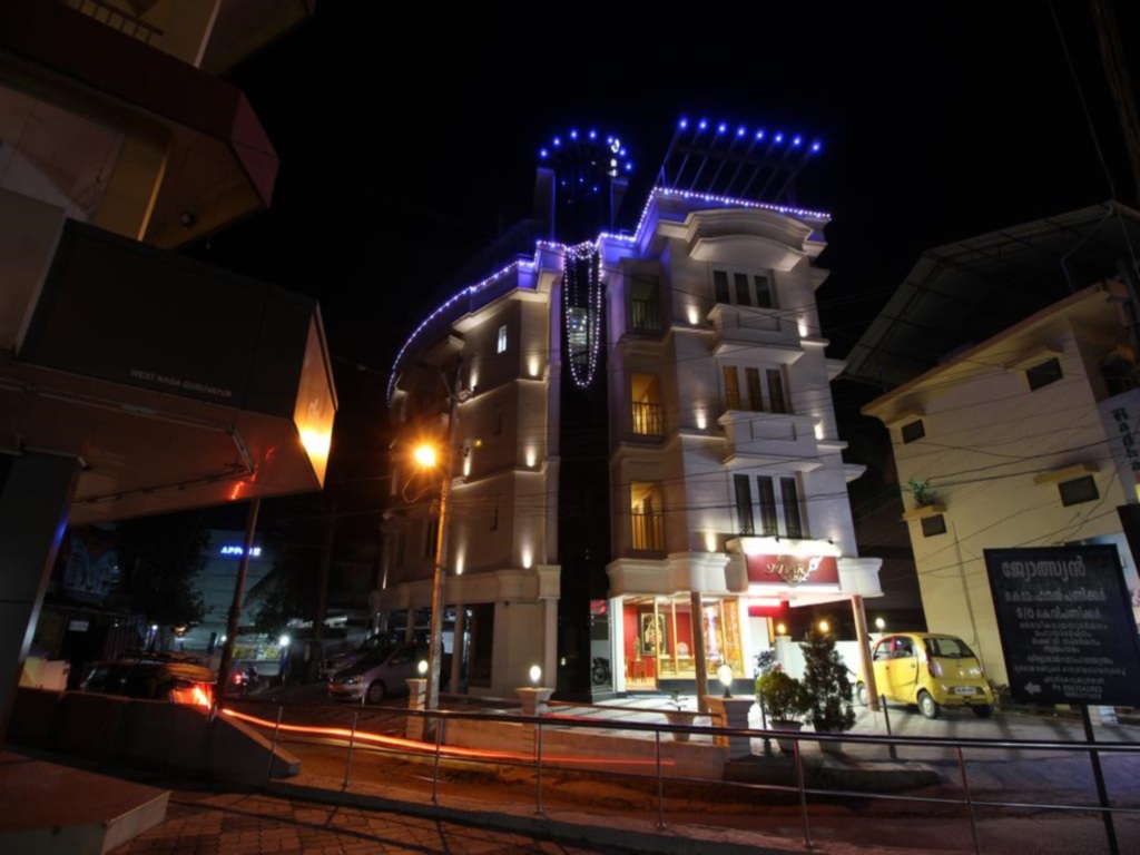 Гуруваюр: Srivar Hotels
