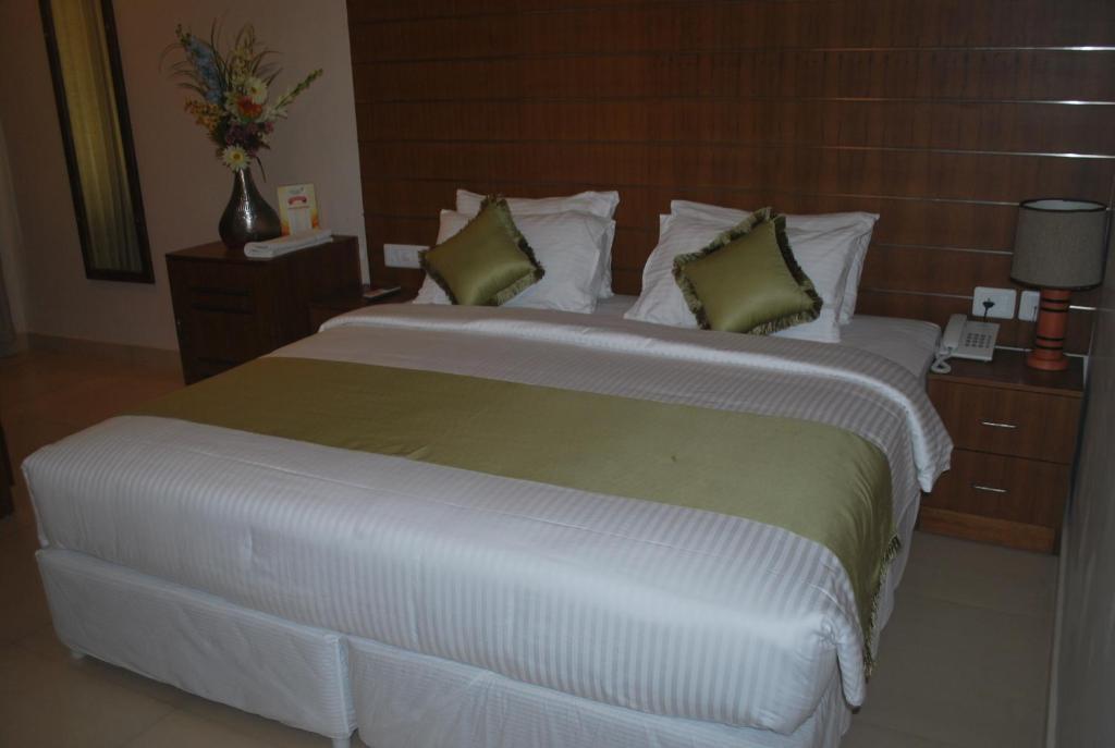 Гуруваюр: Srivar Hotels