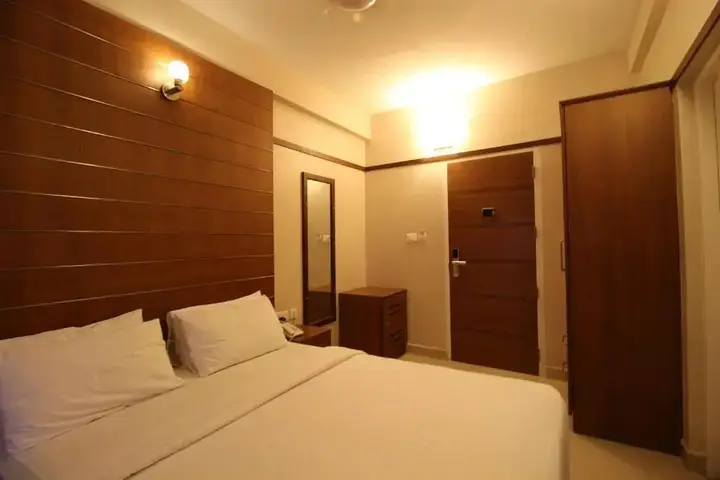 Гуруваюр: Srivar Hotels