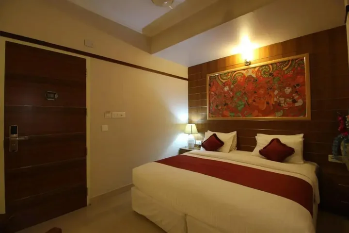 Гуруваюр: Srivar Hotels