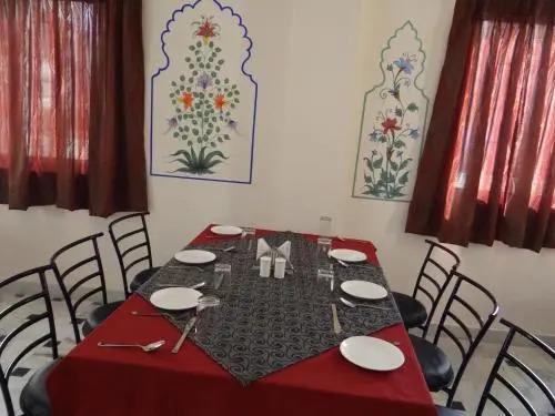 Удаипур: Hotel Dine 11