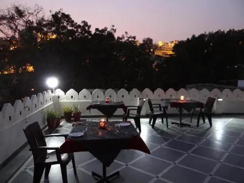 Удаипур: Hotel Dine 11