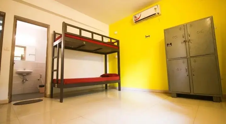 Анджуна: Red Door Hostel
