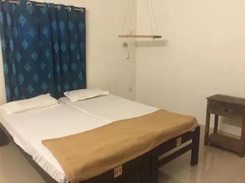 Анджуна: Red Door Hostel