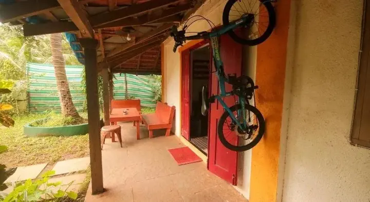 Анджуна: Red Door Hostel
