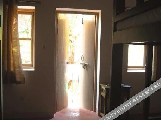 Анджуна: Red Door Hostel
