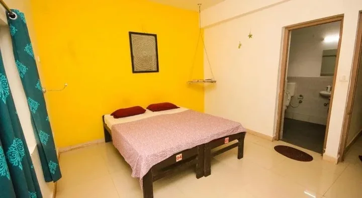 Анджуна: Red Door Hostel