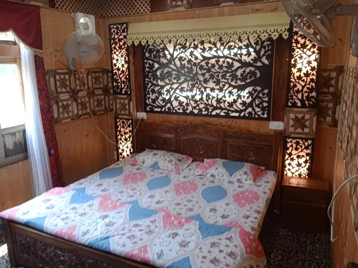 Шринагар: Mughal E Azam Houseboats