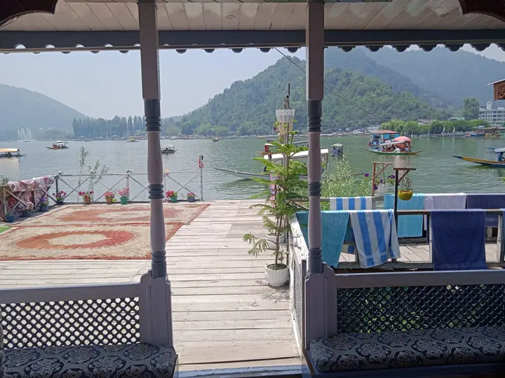 Шринагар: Mughal E Azam Houseboats