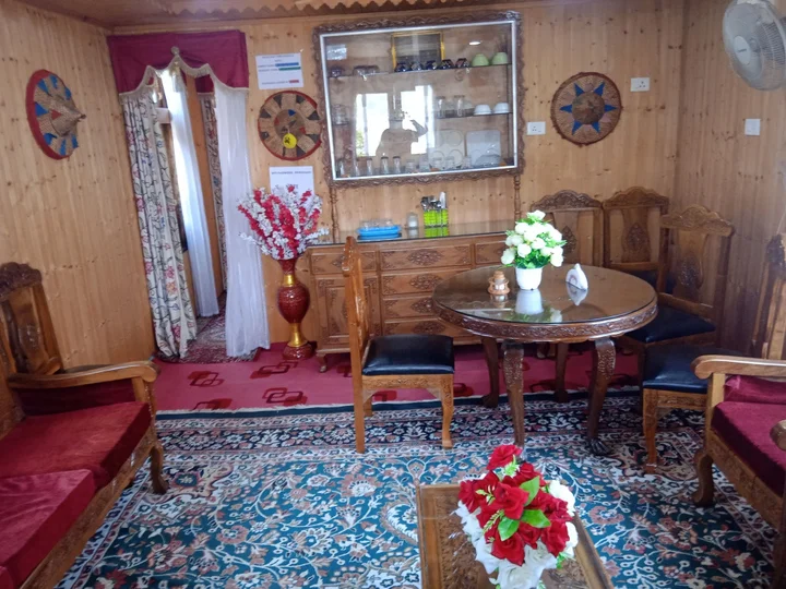 Шринагар: Mughal E Azam Houseboats